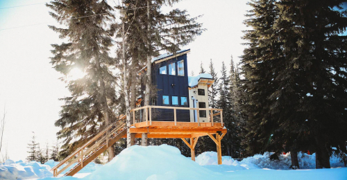 Come Stay in This Alaskan Tree House With a Modern Hot Tub!