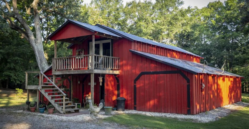 Barn Loft with King Size Bed and Balcony