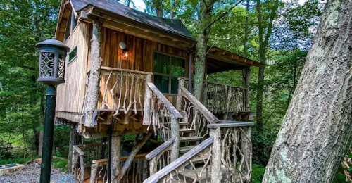 The Oakleaf Treehouse Awaits You for a Relaxing and Romantic Getaway!